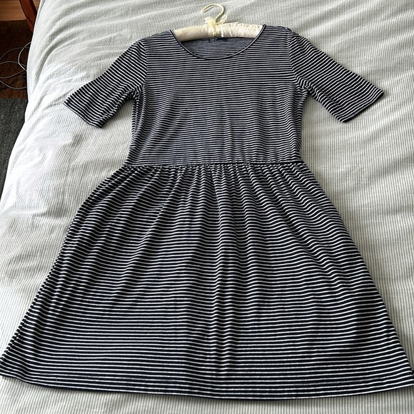 Gap navy and thin white stripe cotton/polyester knit dress size medium. - Picture 3 of 6
